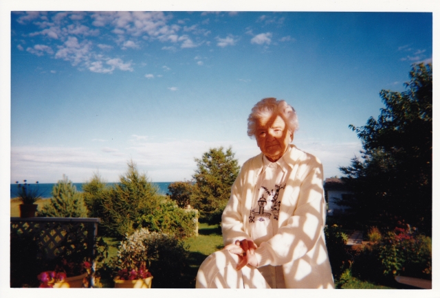 Gabrielle Messier, à sa résidence de Port-Daniel, Québec, 1999.