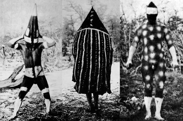 Selk’nam, à gauche costume et maquillage pour le rituel du Haïn. À droite, «clown sacré» maquillage des Shoorts, sorte de police et de gardien du territoire, également responsable de réprimer les femmes insoumises. Dans le rituel du Haïn, lors de leur dernier rituel avant leur extermination en 1923, Terre de Feu. Crédit photo: Anne Chapman. Dans la pièce d’Ondinnok, on raconte comment l’un d’entre eux brula la vulve d’une femme infidèle qui avait profité de l’absence des chasseurs pour coucher avec tous les jeunes hommes de la tribu. Ce rituel n’est pas sans faire penser à celui de la lapidation des femmes infidèles ou prostituées dans la Bible et dans les traditions musulmanes. Bien sûr, l’homme infidèle, lui, est rarement inquiété, habitude acquise probablement quand les hommes ont compris leur rôle dans la procréation pour «protéger» leur lignage et leur descendance… et qui fonda, peut-être, le patriarcat.
